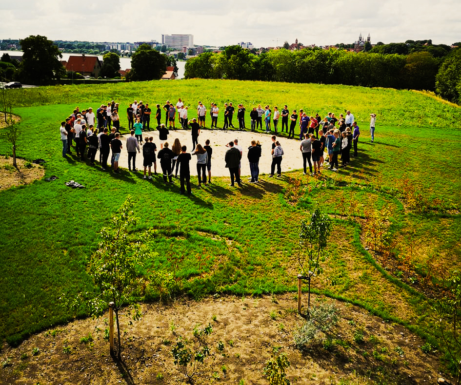 Elever i cirkel foran Asmildkloster