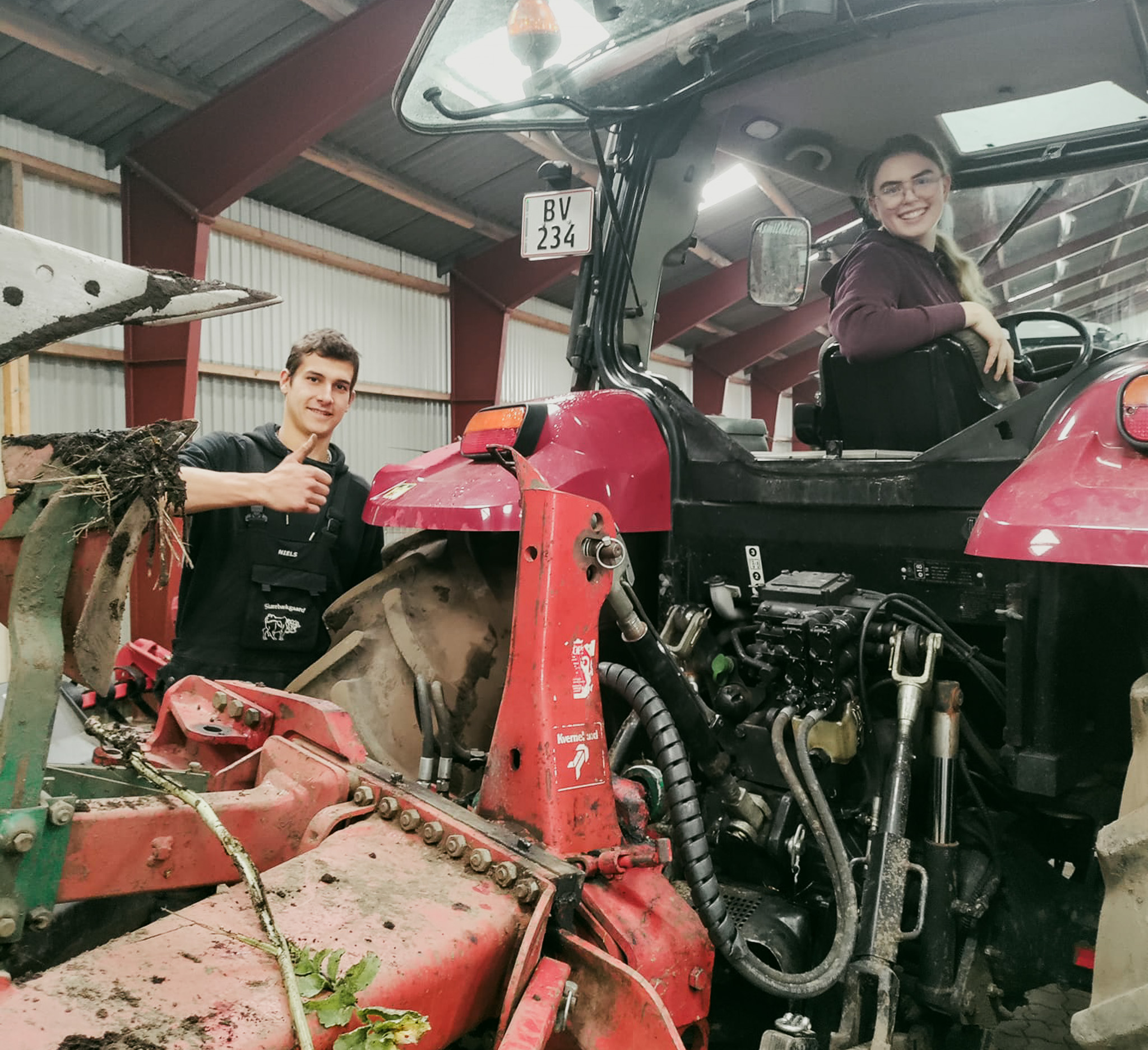 Landbrugselever ved traktor