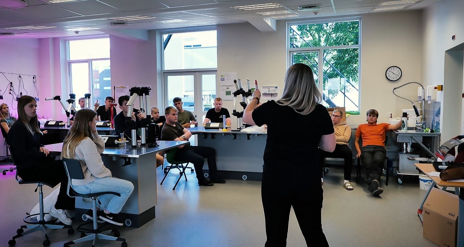 Rikke underviser i lab